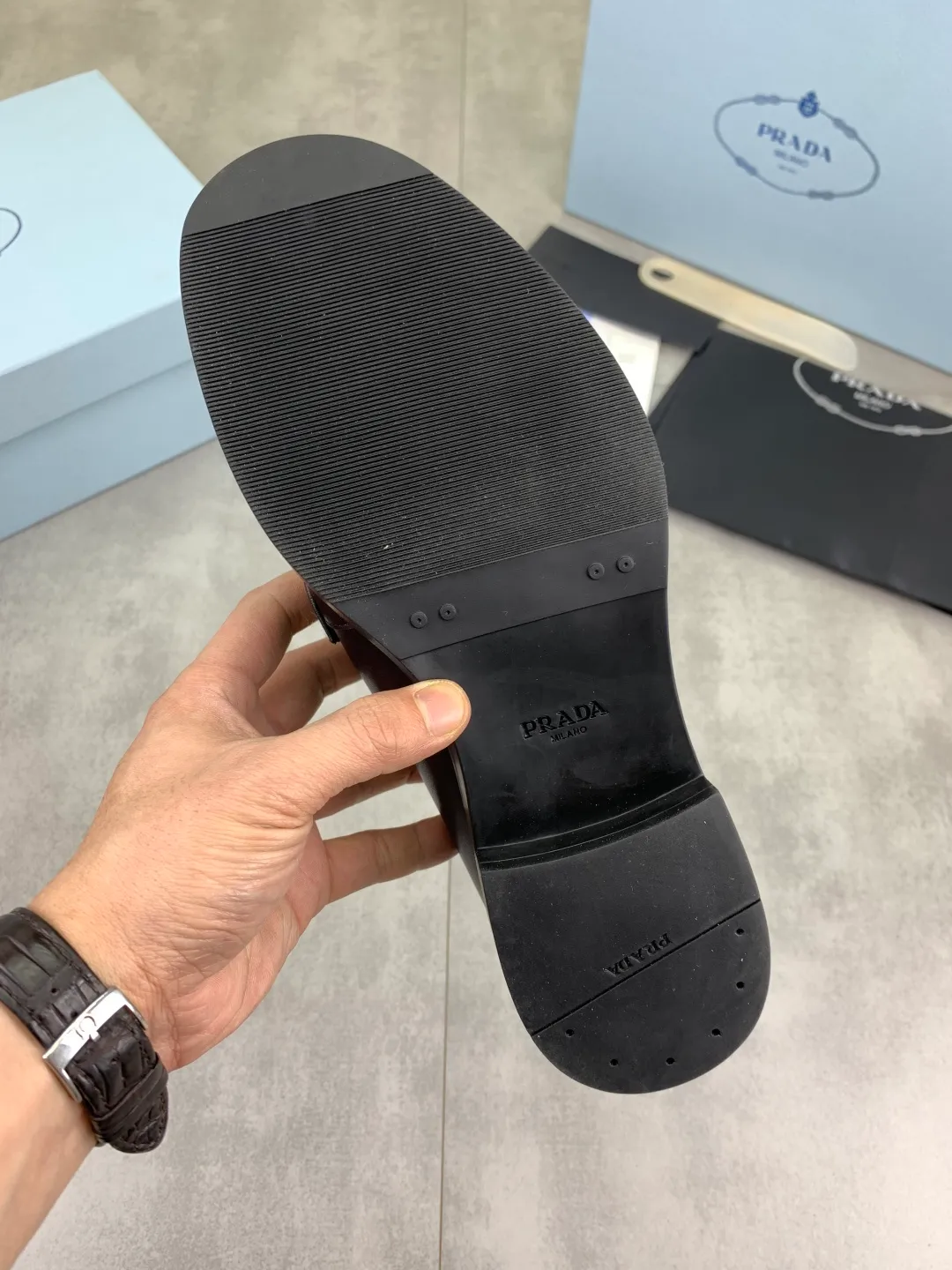 Men's Men's Shoes💰P640💰[New Style] High Quality Water-dyed Niuli 🆘[PRADA] Prada's latest casual business leather shoes for men! Listed simultaneously! The fabric is made of specially imported original calfskin, and the interior is made of imported water-dyed cowhide. It is absolutely luxurious and leads the fashion trend. High-end combination rubber outsole, size: 38-44 (45 and 46 can be customized) 3️⃣ colors available